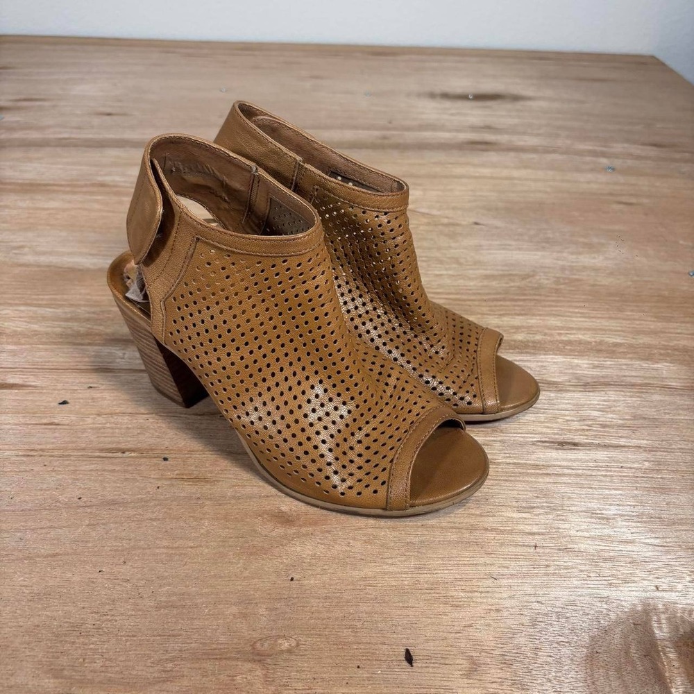 Steve Madden Suzy Tan Leather Perforated Peep Toe Block Heel Shooties Size 8B